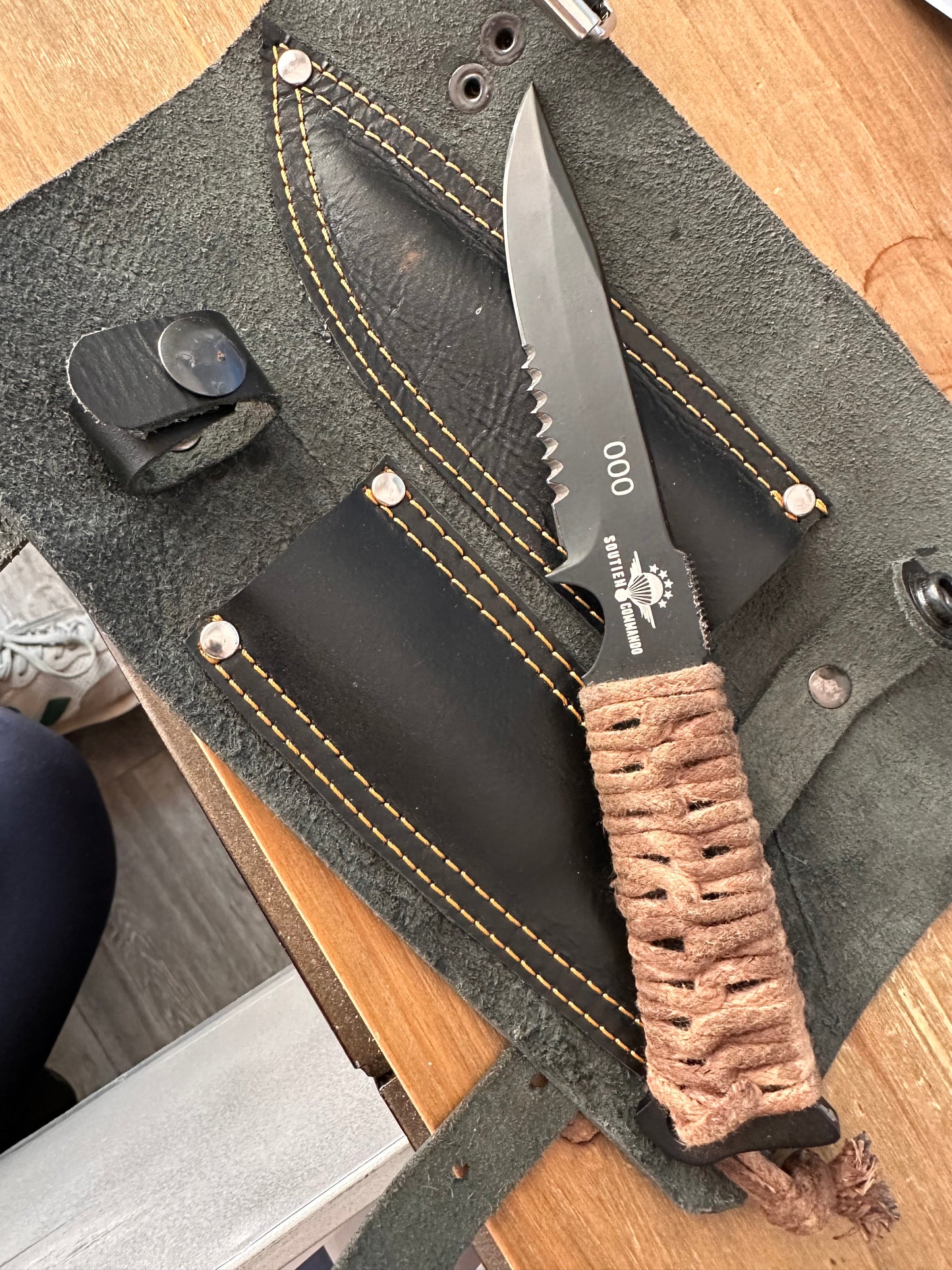Couteau fait main avec numéro d’adhérent + étui en cuir