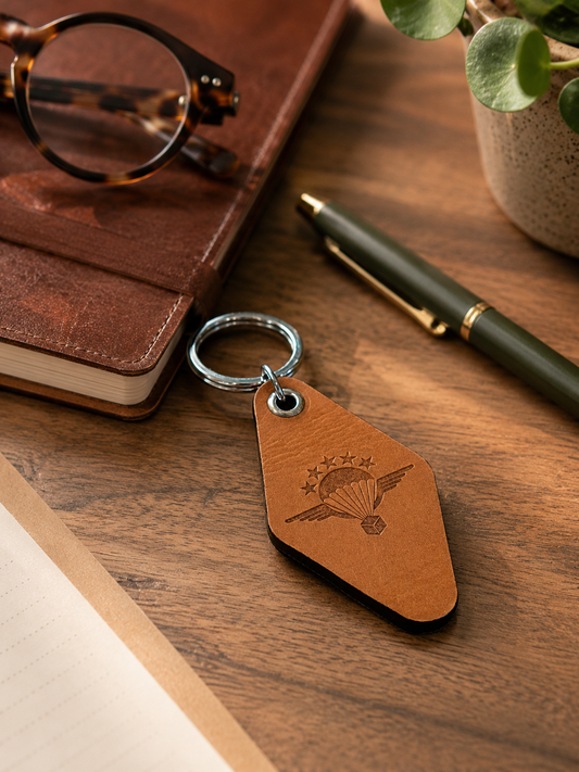 Handcrafted full-grain leather key ring made in France.