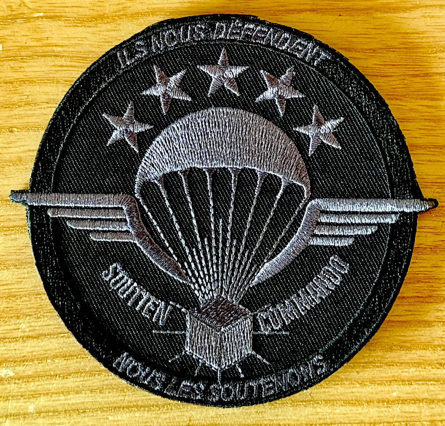 1 Patch / écusson brodé - série limitée (Noir et Gris)