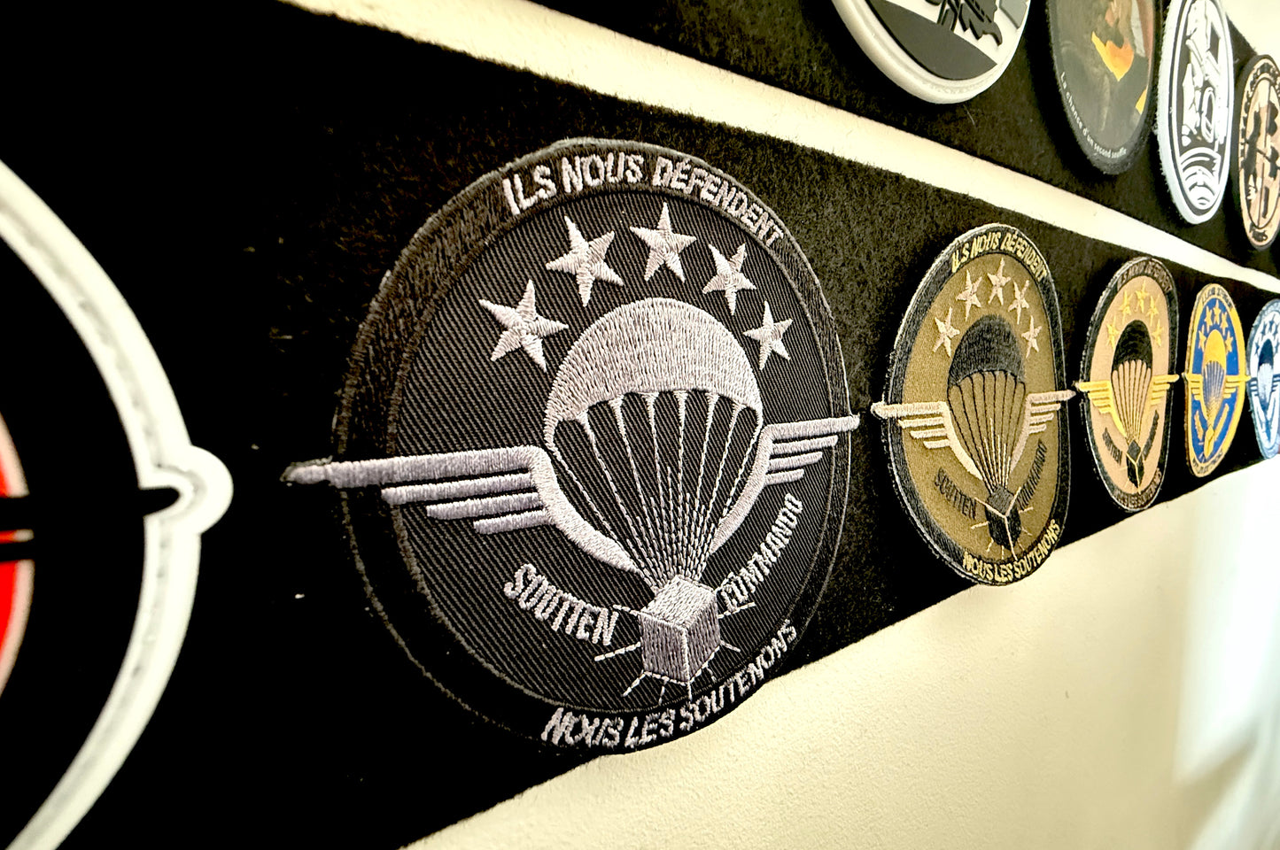 1 Patch / écusson brodé - série limitée (Noir et Gris)