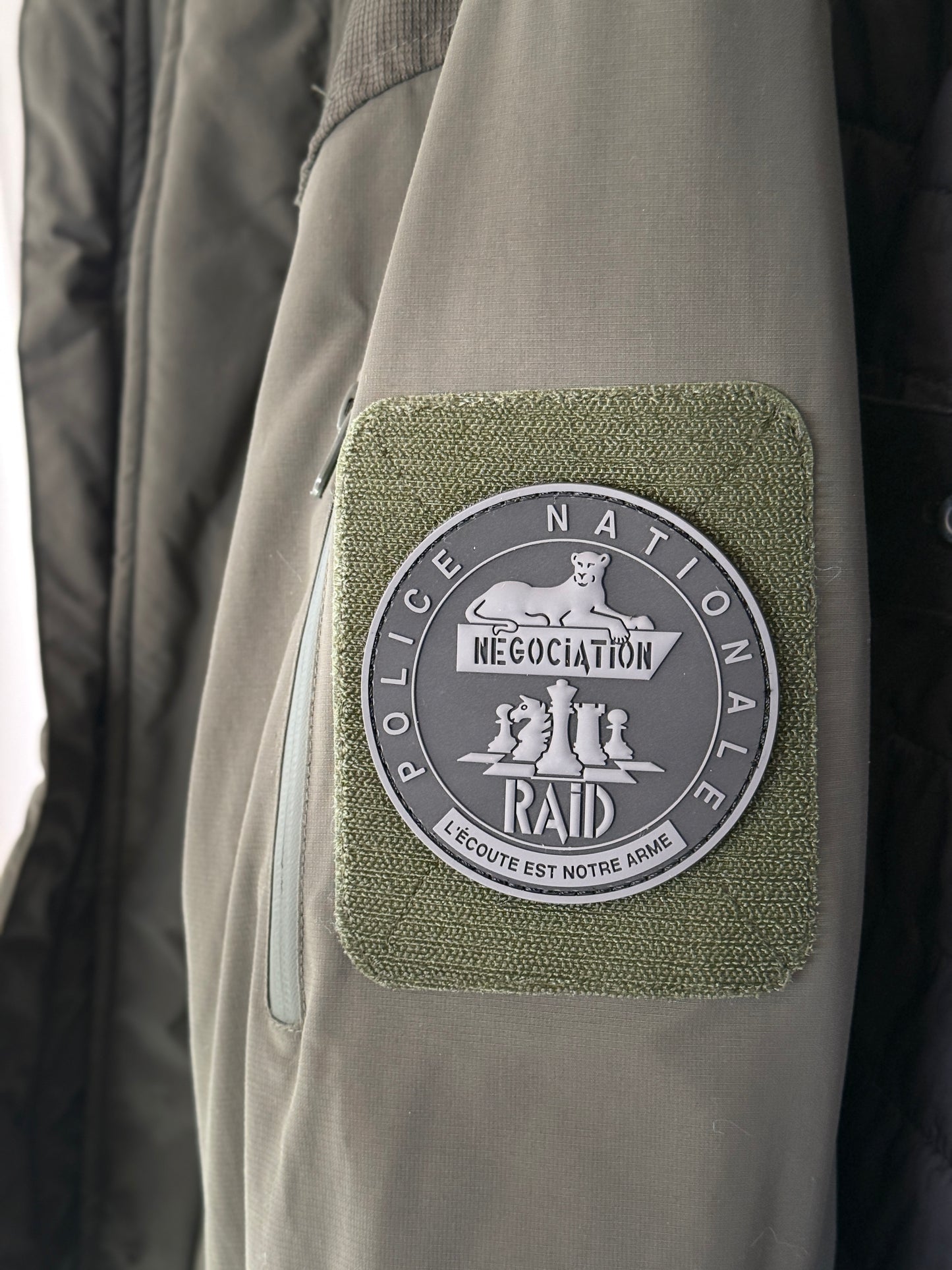 RAID adabaki beltzaren bertsio ofiziala (PVC)
