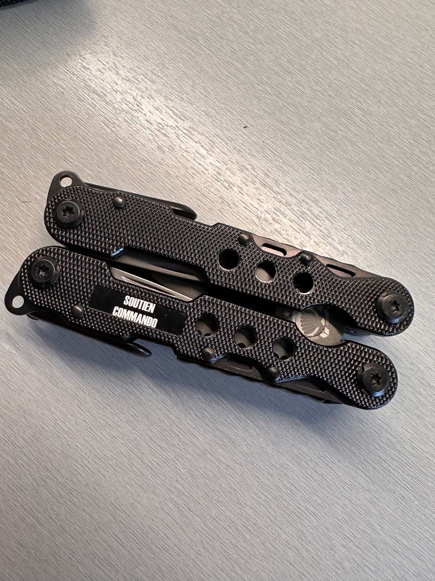 Pince multifonctions Black Crab - gravée Soutien Commando