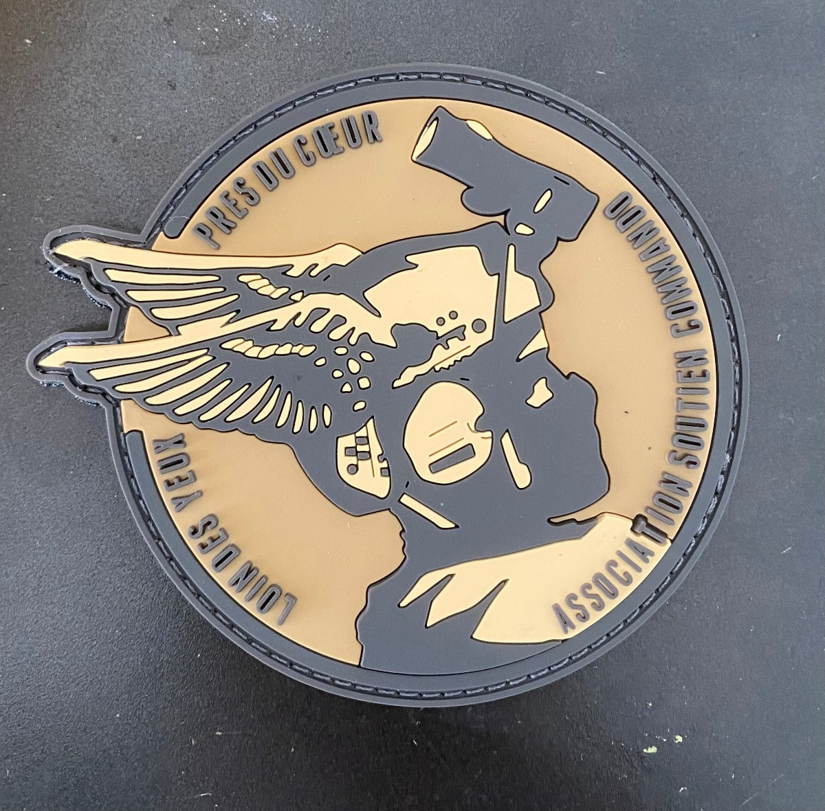 PVC adabakia "Bistatik kanpo, bihotzetik gertu" (Harea)