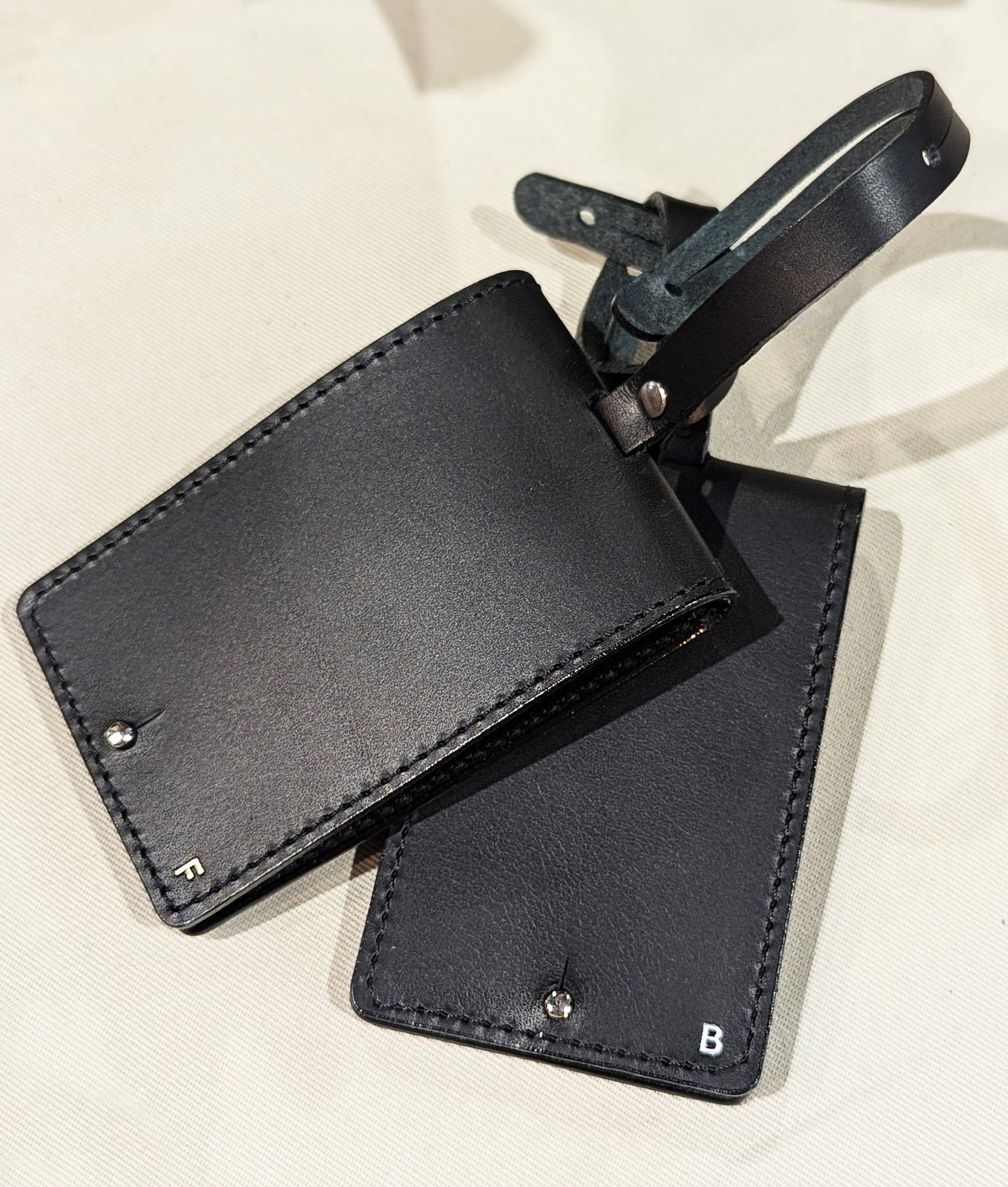 Porte étiquette bagage artisanal cuir pleine fleur fabriqué en France.
