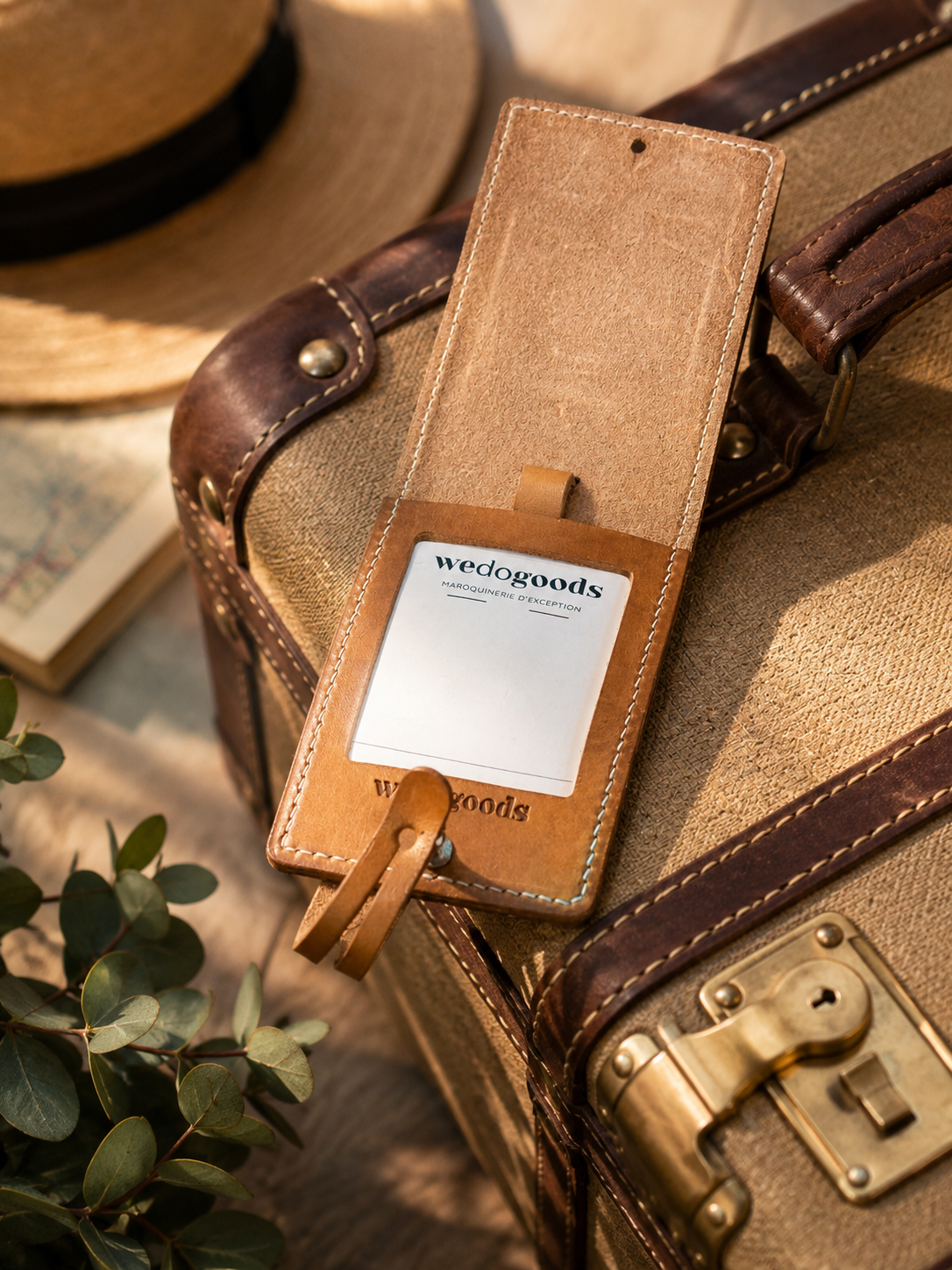 Porte étiquette bagage artisanal cuir pleine fleur fabriqué en France.