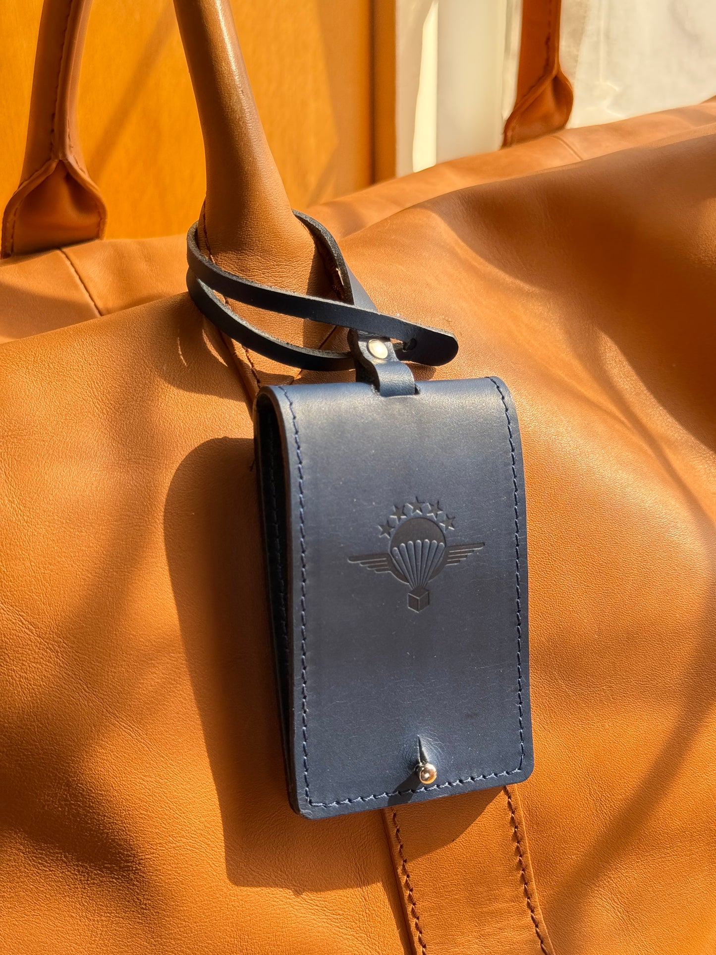 Porte étiquette bagage artisanal cuir pleine fleur fabriqué en France.