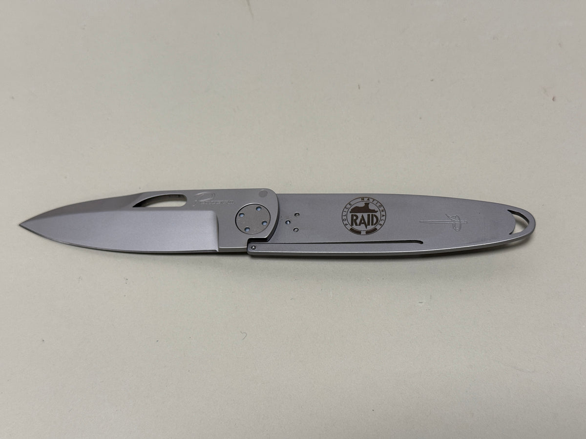 Couteau T45 extra-plat et léger Perceval (fabriqué en France) gravé RAID