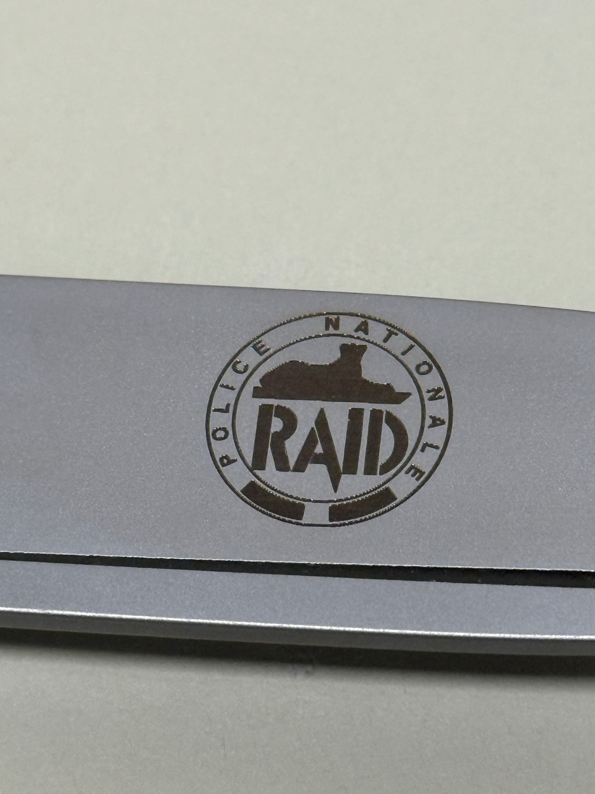 Couteau T45 extra-plat et léger Perceval (fabriqué en France) gravé RAID