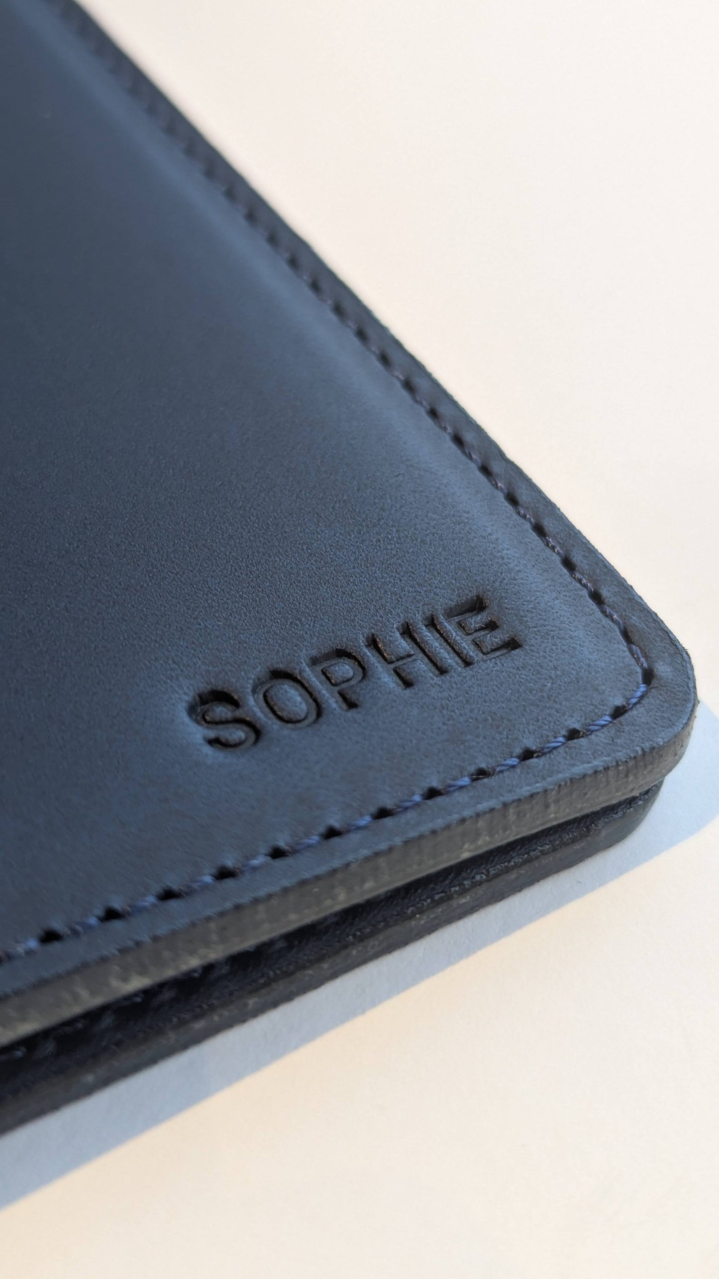 Porte-cartes artisanal cuir pleine fleur fabriqué en France.