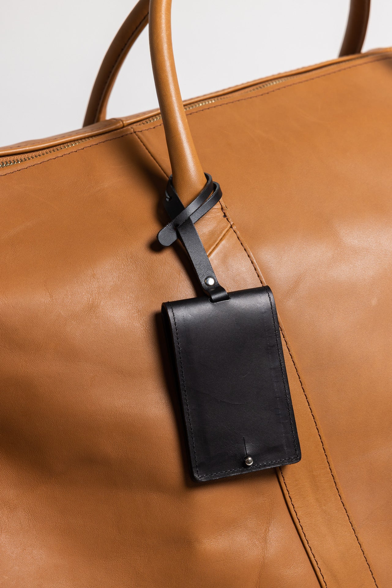 Porte étiquette bagage artisanal cuir pleine fleur fabriqué en France.